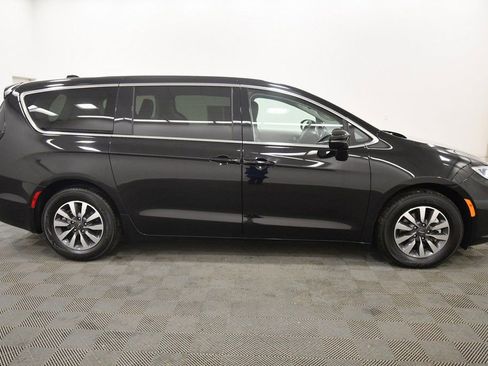 Used 2024 Chrysler Pacifica Select image 9