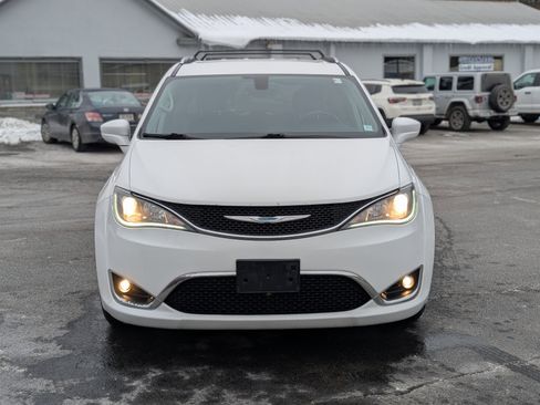 Used 2018 Chrysler Pacifica Touring-L image 15