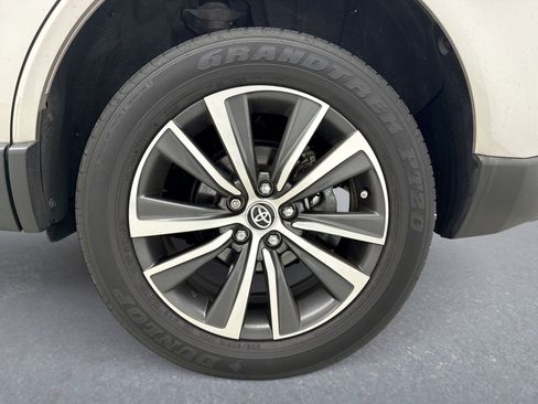 Used 2021 Toyota Venza LE AWD/4WD image 12