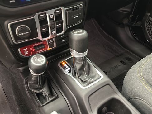 Used 2024 Jeep Wrangler Unlimited AWD/4WD image 22