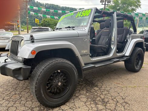 Used 2014 Jeep Wrangler Unlimited Sahara w/ Connectivity Group AWD/4WD image 29