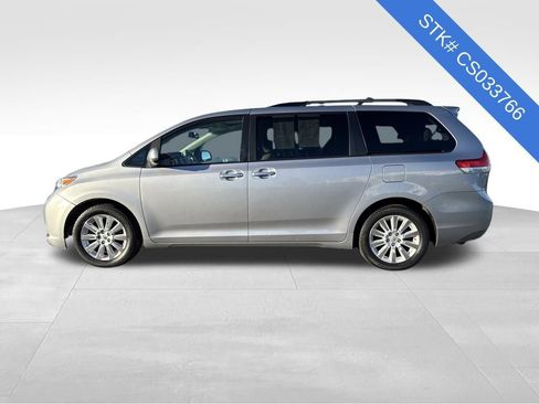 Used 2012 Toyota Sienna XLE image 4