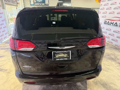 Used 2022 Chrysler Voyager LX image 8