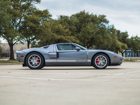 Used 2006 Ford GT RWD image 29