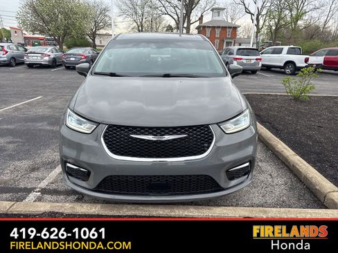 Used 2023 Chrysler Pacifica Touring-L image 10