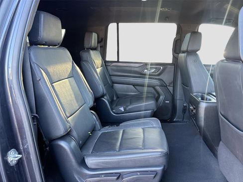 Used 2023 Chevrolet Suburban LT w/ Luxury Package image 28