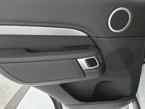 New 2026 Land Rover Discovery Dynamic SE image 23