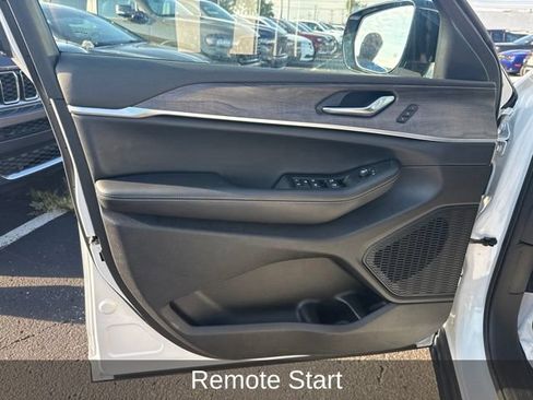 Used 2025 Jeep Grand Cherokee Limited AWD/4WD image 10