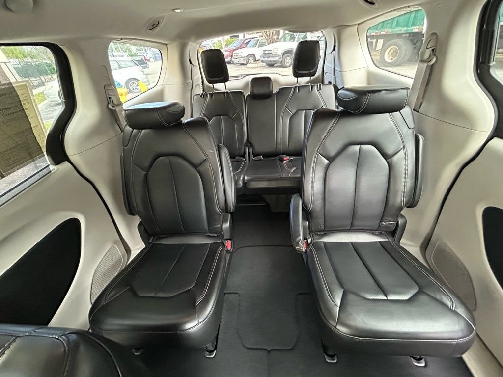 Used 2023 Chrysler Pacifica Touring-L FWD image 13