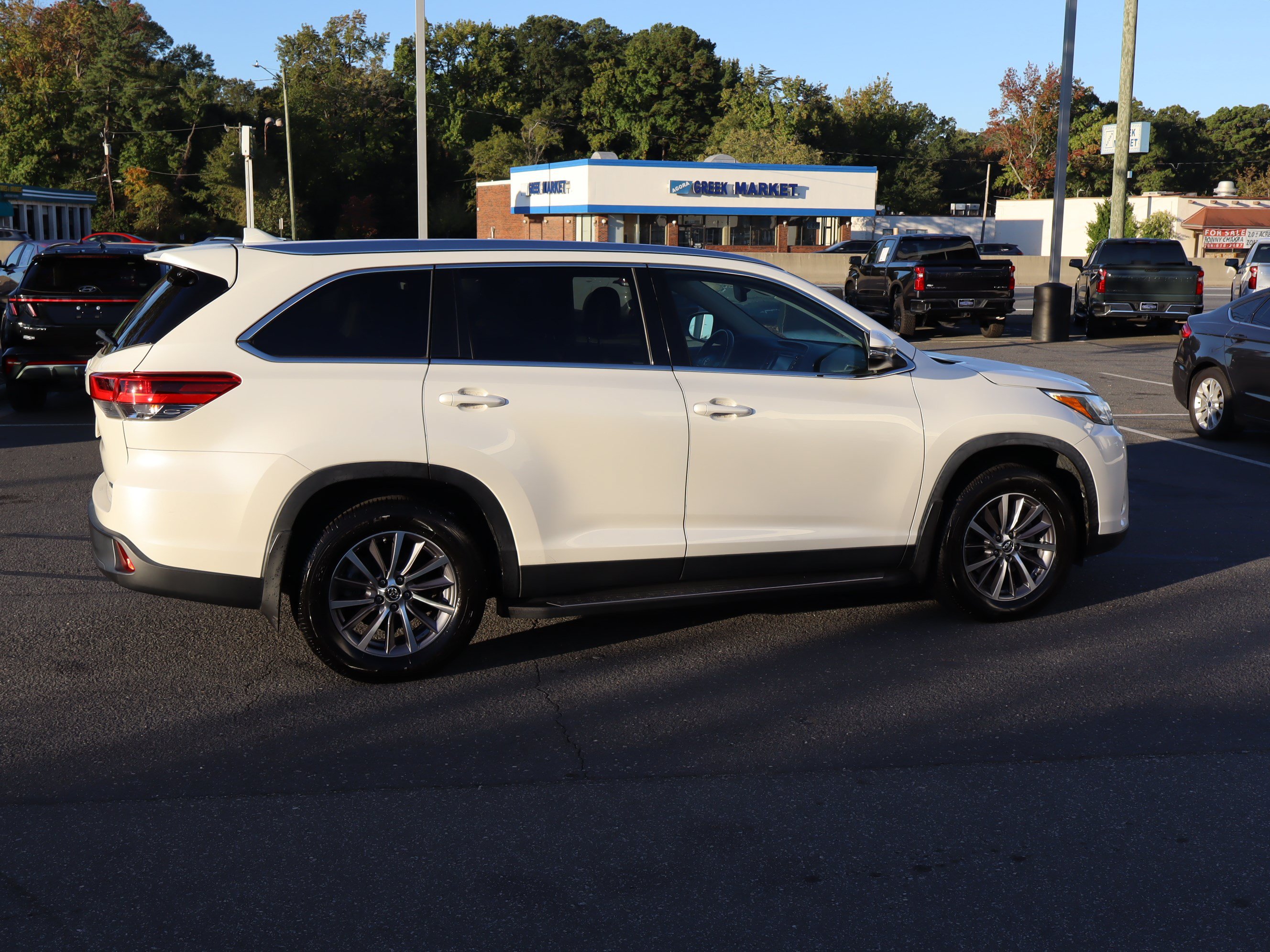 Used 2019 Toyota Highlander XLE AWD/4WD image 11
