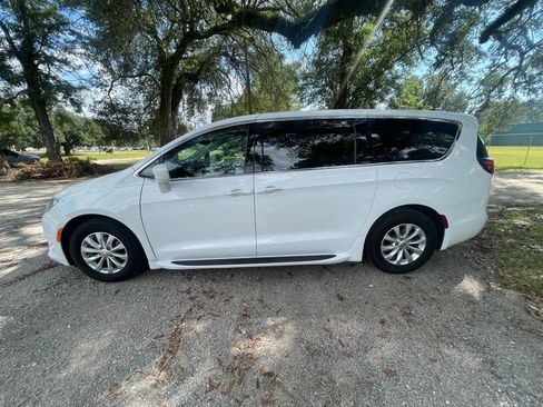 Used 2018 Chrysler Pacifica Touring Plus image 8