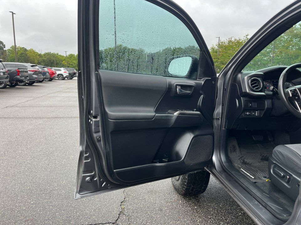 Used 2021 Toyota Tacoma TRD Sport AWD/4WD image 31