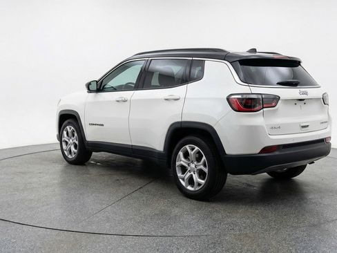 Used 2025 Jeep Compass Latitude AWD/4WD image 6