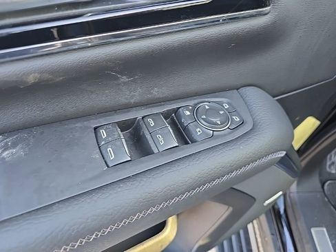 Used 2025 GMC Yukon Denali w/ Sun & Power Step Package image 9