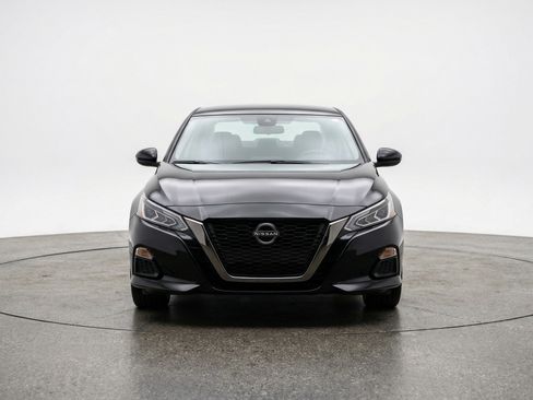 Used 2025 Nissan Altima 2.5 SV image 2