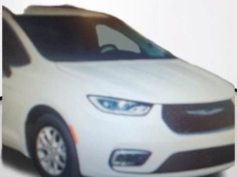 Used 2024 Chrysler Pacifica Touring-L FWD image 1