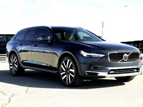 Used 2023 Volvo V90 B6 Cross Country Ultimate image 7