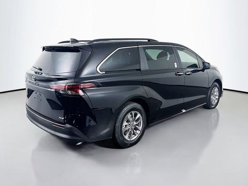 New 2026 Toyota Sienna XLE image 5