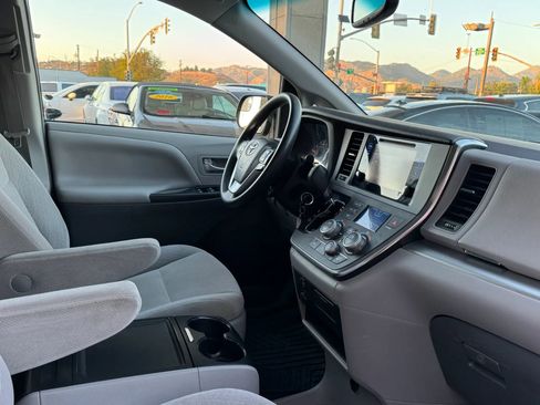 Used 2017 Toyota Sienna LE FWD image 13