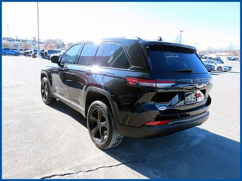 Certified 2023 Jeep Grand Cherokee Limited w/ Black Appearance Package image 5