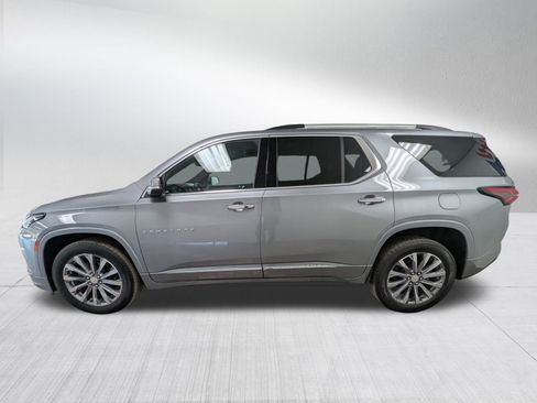 Used 2023 Chevrolet Traverse Premier image 2