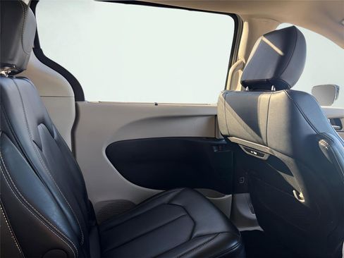 Used 2024 Chrysler Pacifica Touring-L image 30