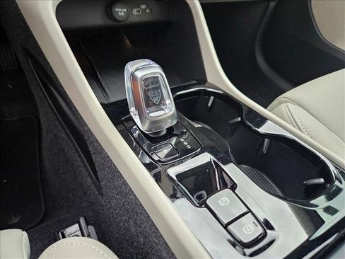 Used 2025 Volvo XC40 B5 Plus image 12