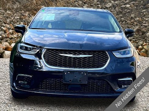 Used 2023 Chrysler Pacifica Touring-L FWD image 2