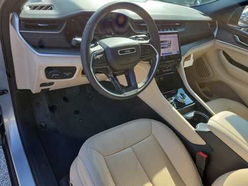 Used 2024 Jeep Grand Cherokee Limited w/ Luxury Tech Group II AWD/4WD image 13