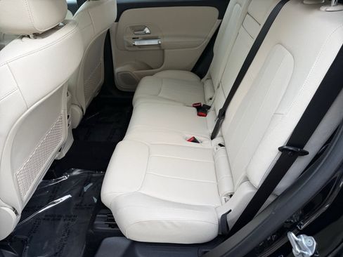 Used 2022 Mercedes-Benz GLB 250 GLB 250 image 11