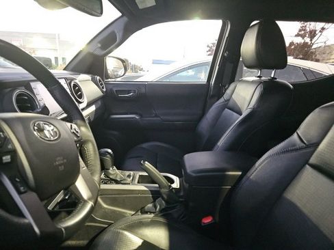 Used 2022 Toyota Tacoma TRD Off-Road image 9