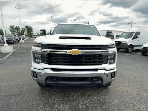 Used 2024 Chevrolet Silverado 2500 LT AWD/4WD image 3