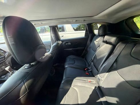 Used 2019 Jeep Cherokee Limited w/ Luxury Group AWD/4WD image 8