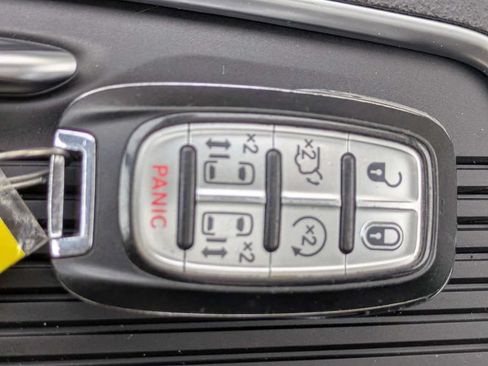 Used 2023 Chrysler Pacifica Limited FWD image 32