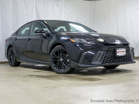 Used 2025 Toyota Camry SE image 2