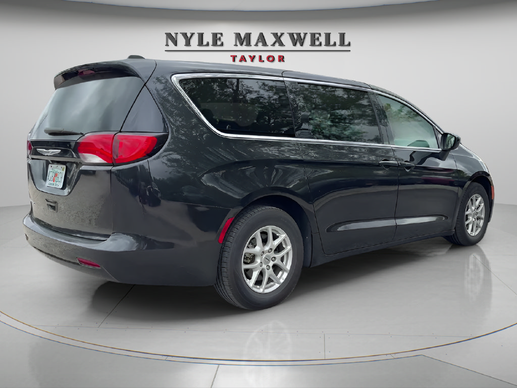 Used 2022 Chrysler Voyager LX FWD image 5