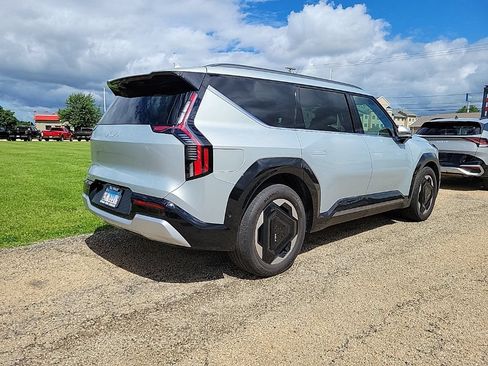 Used 2024 Kia EV9 Land AWD/4WD image 4