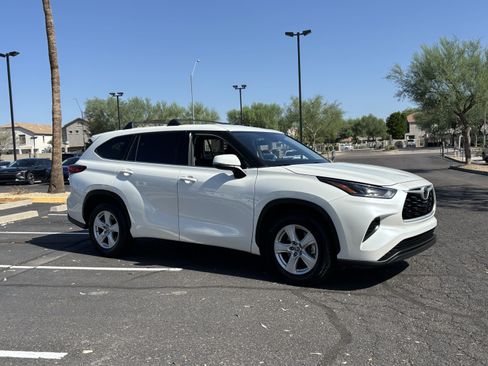 Used 2021 Toyota Highlander L FWD image 31