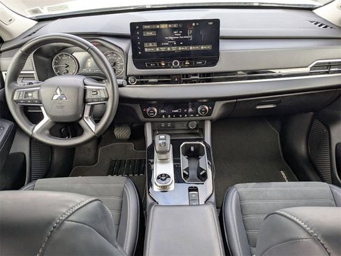 Used 2025 Mitsubishi Outlander SE image 32