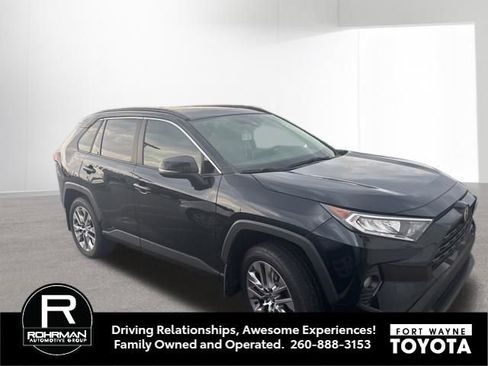 Used 2020 Toyota RAV4 XLE Premium image 5