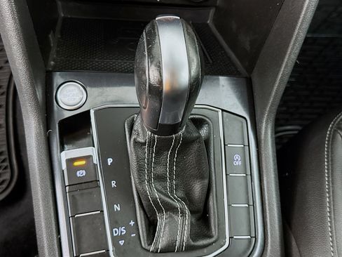 Used 2021 Volkswagen Tiguan SE w/ Panoramic Sunroof Package FWD image 19