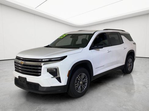 Used 2025 Chevrolet Traverse LT FWD image 44