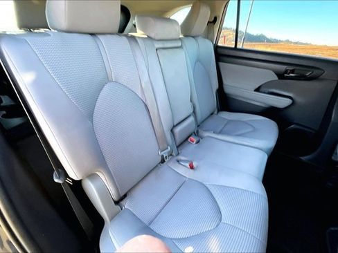 Used 2020 Toyota Highlander LE image 25