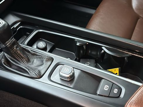 Used 2018 Volvo XC60 T5 Momentum w/ Vision Package image 21