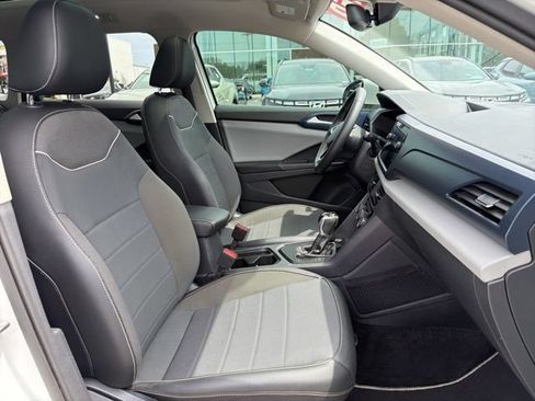 Used 2023 Volkswagen Taos SE w/ Panoramic Sunroof Package FWD image 32