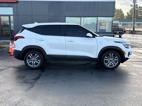 Used 2023 Kia Seltos LX AWD/4WD image 2