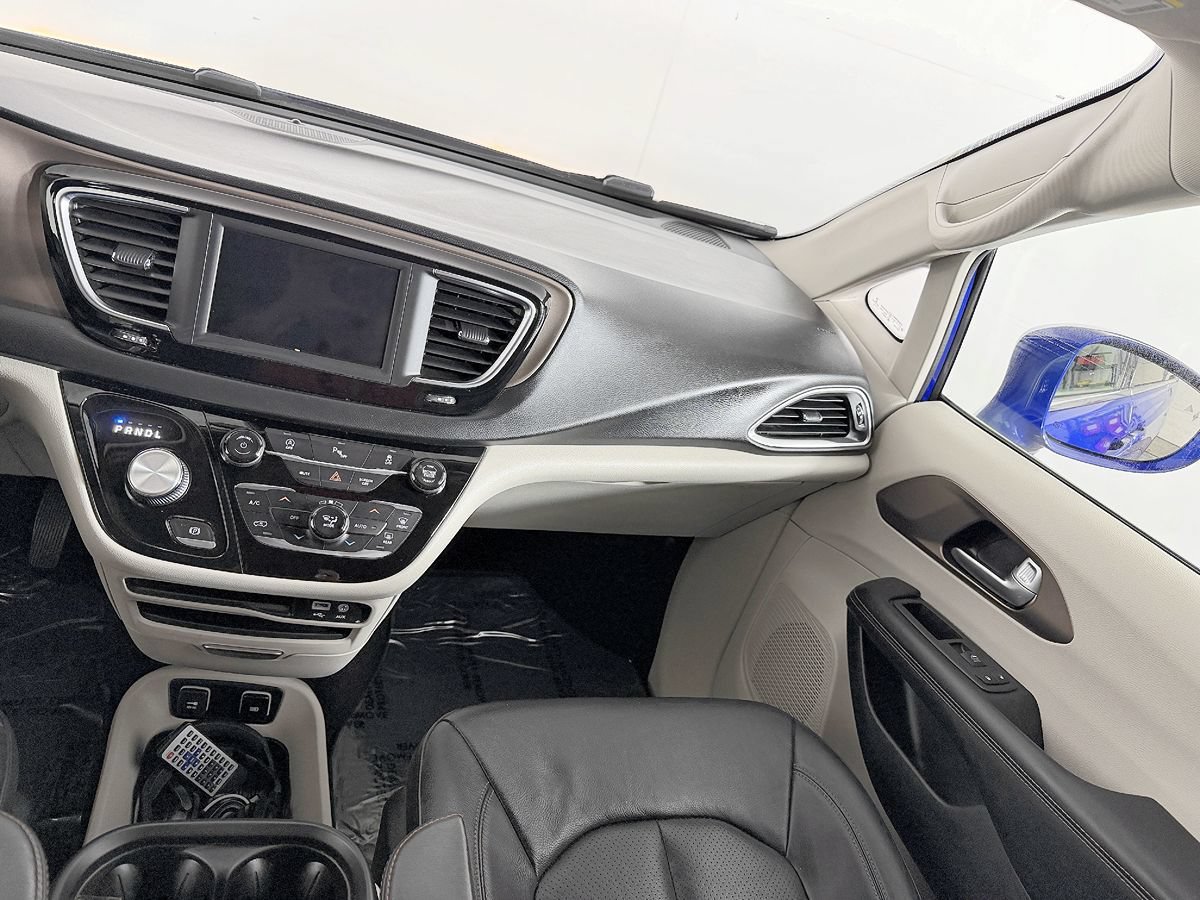 Used 2018 Chrysler Pacifica Touring-L w/ Tire & Wheel Group FWD image 53