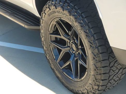 Used 2022 Chevrolet Tahoe RST w/ Luxury Package AWD/4WD image 8