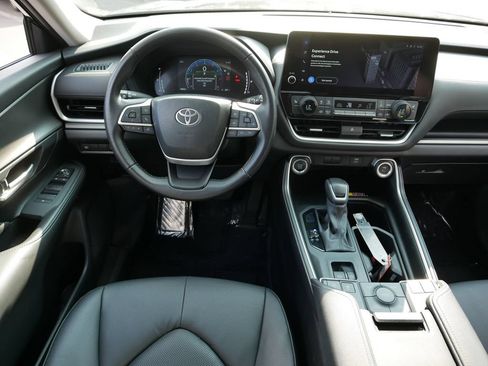 Certified 2025 Toyota Grand Highlander AWD image 12