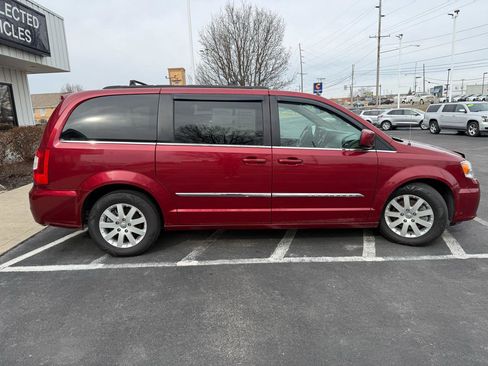 Used 2016 Chrysler Town & Country Touring image 6